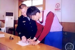?爱了爱了！李凯尔赛前在自己的中国球衣上签名